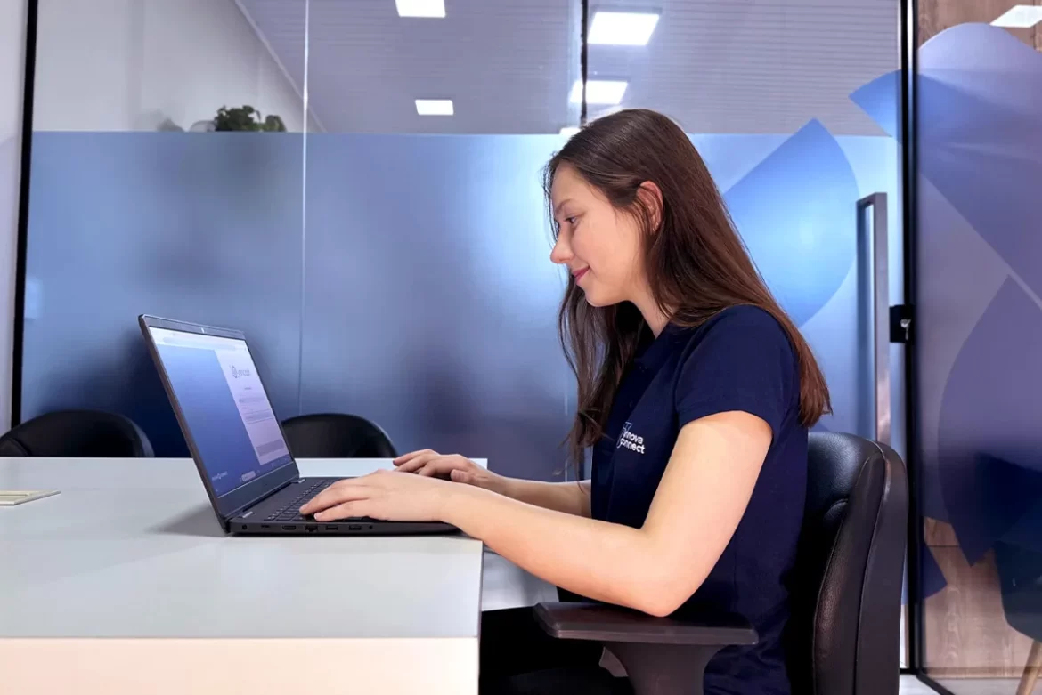 mulher olhando notebook com plataforma de automação financeira na tela, item do artigo tendência financeira