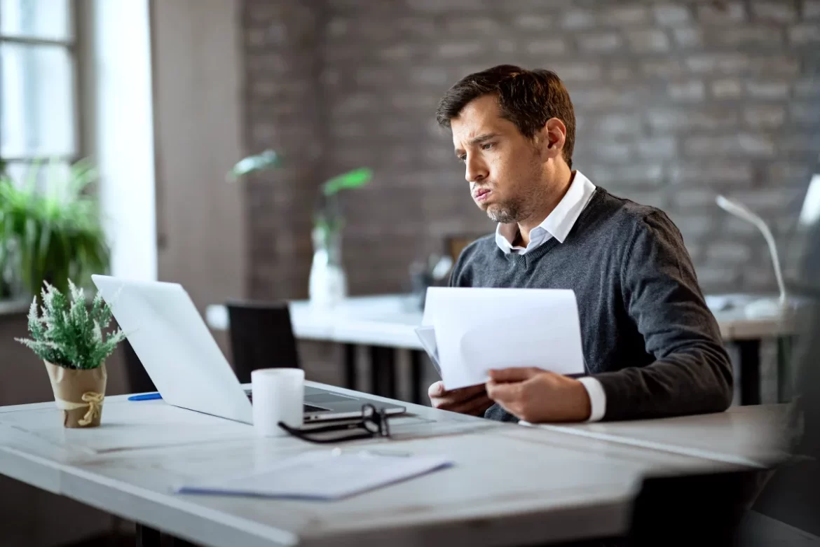Homem em escritório fazendo conciliação bancária