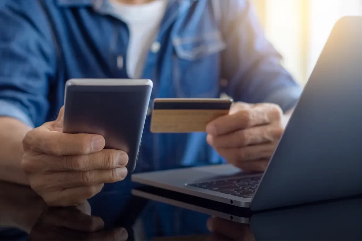 Homem utilizando o cartão de crédito para pagar via gateway de pagamentos de e-commerce