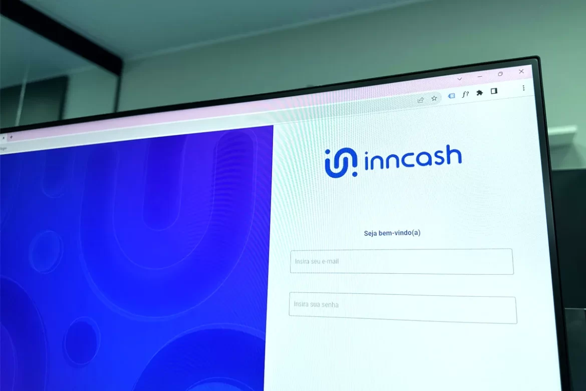 Notebook com a tela demonstrando a plataforma InnCash