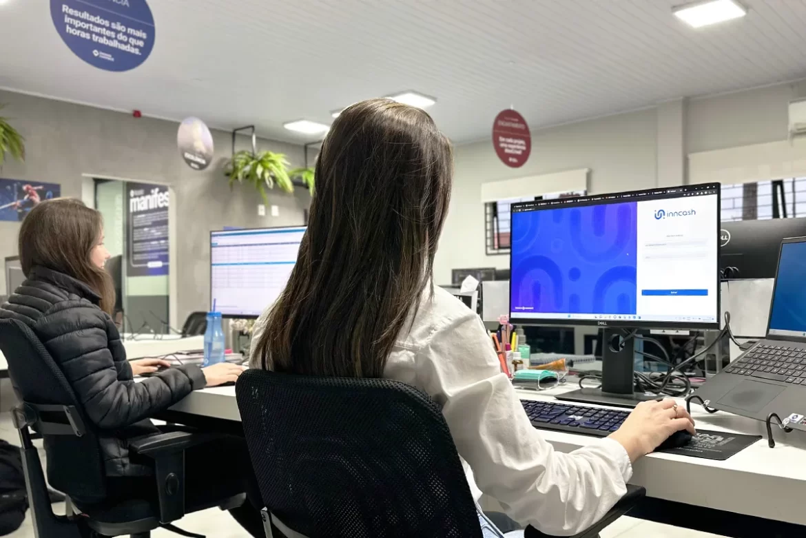 Mulheres acessando pelo computador a plataforma Inncash que automatiza o setor financeira das empresas