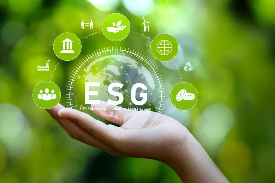 Uma mão segurando uma representação gráfica da palavra ESG.